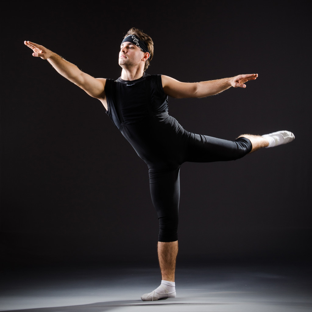 棚拍年轻的芭蕾舞男演员练习基本功风景名胜免费下载_jpg格式_3744像素_编号44159407-千图网