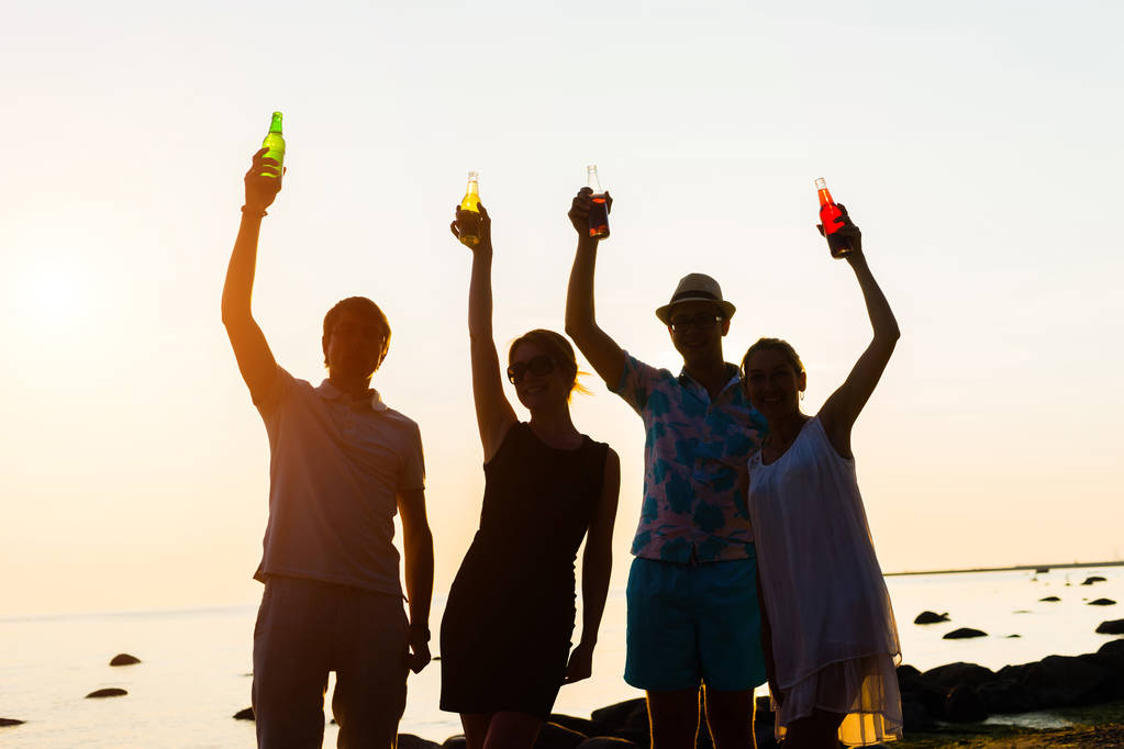 朋友,享受,日落,喝,海洋,海滩,啤酒,年轻,度假,聚会,夏天,概念