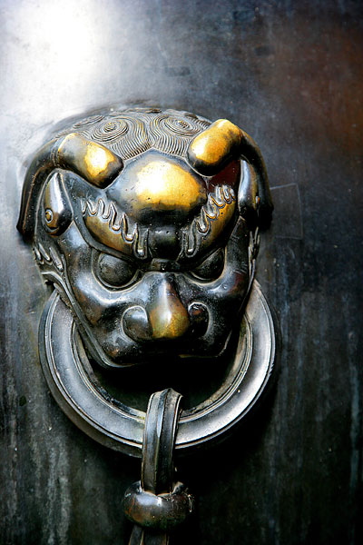 北京故宫博物院紫禁城御花园鎏金铜缸虎头环
