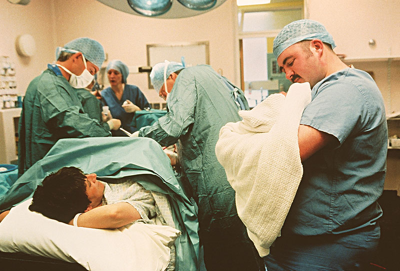 出生,父亲,拿着,婴儿,手术室,递送,局部,外科,团队,切口,风景,腹部图片