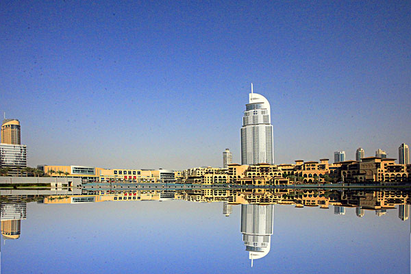 迪拜世界最大商城内外建筑足球场大小_图片大