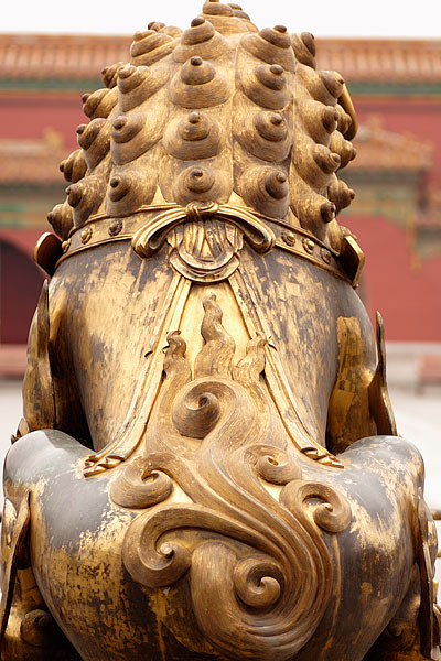 北京故宫的宫殿前的金属狮子背部